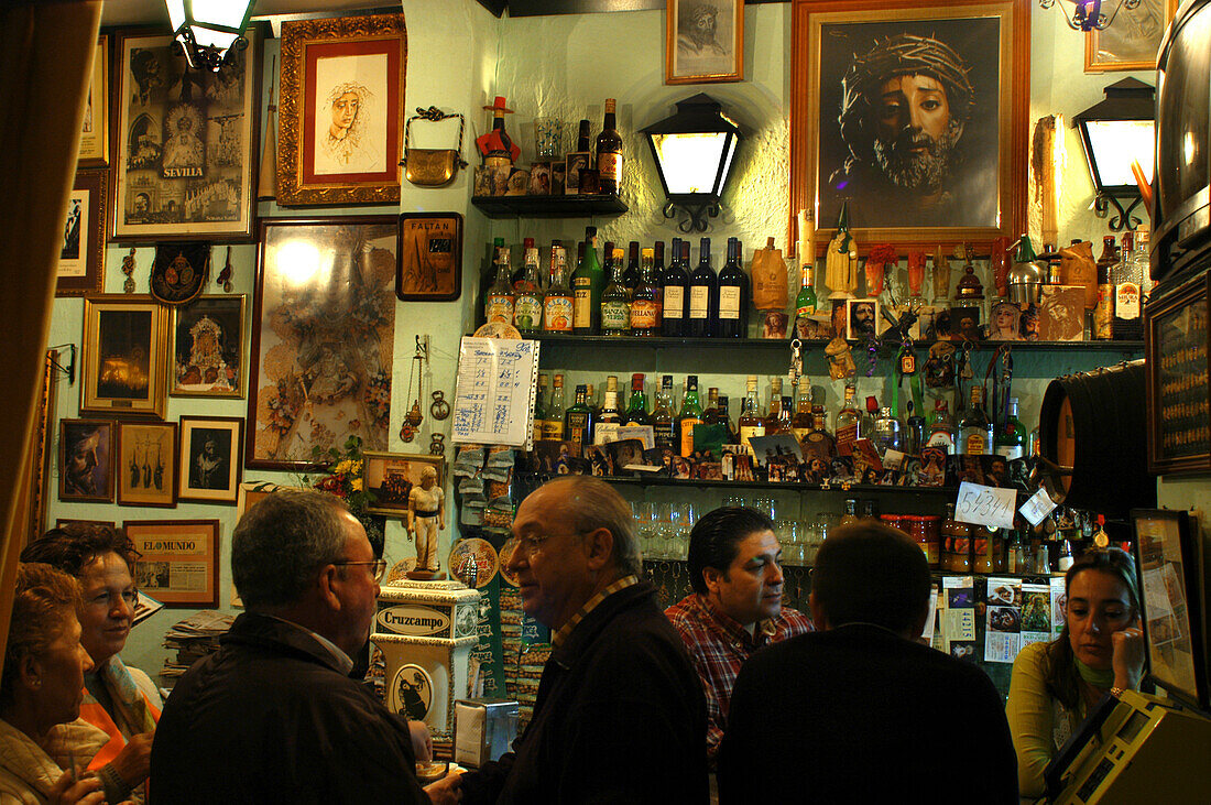 Menschen in einer Tapas Bar, La Fresquita, Santa Cruz, Sevilla, Andalusien, Spanien, Europa