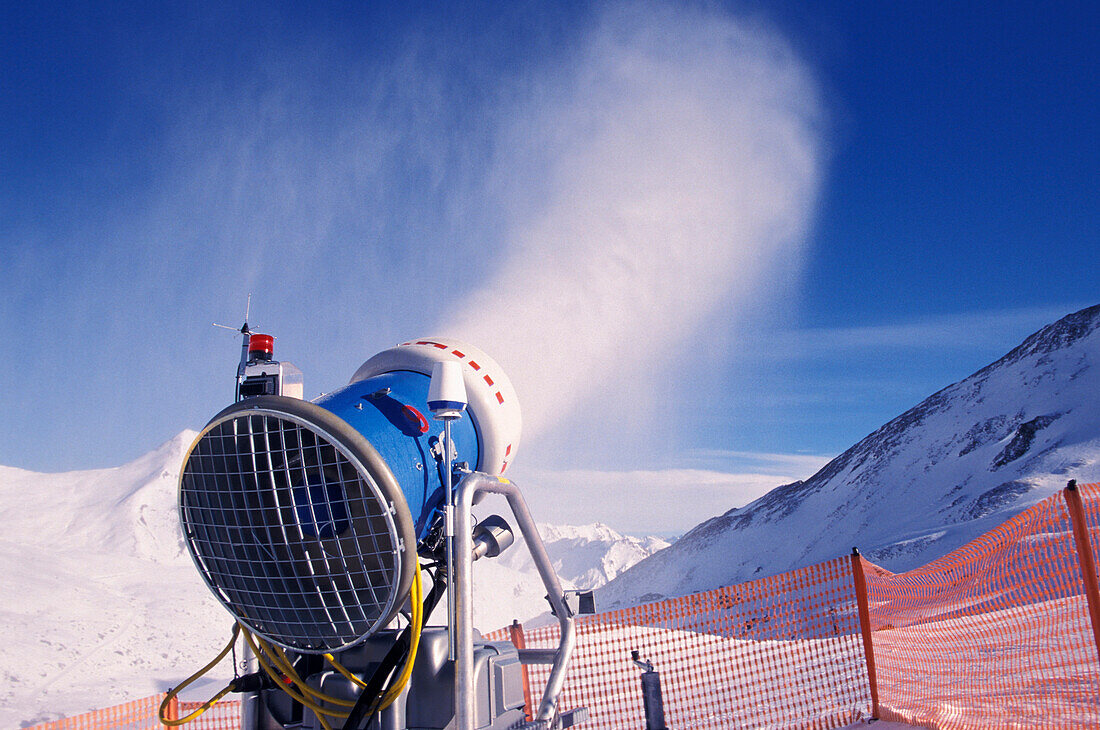 Schneekanone beschneit Skipiste, Ischgl, Tirol, Österreich