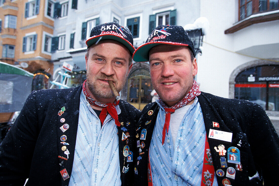 Zwei Fans des Hahnenkamm-Rennens, Kitzbühel, Tirol, Österreich, Europa