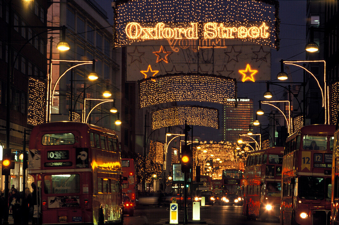 Weihnachtsbeleuchtung über der Oxford Street am Abend, London, England, Grossbritannien, Europa