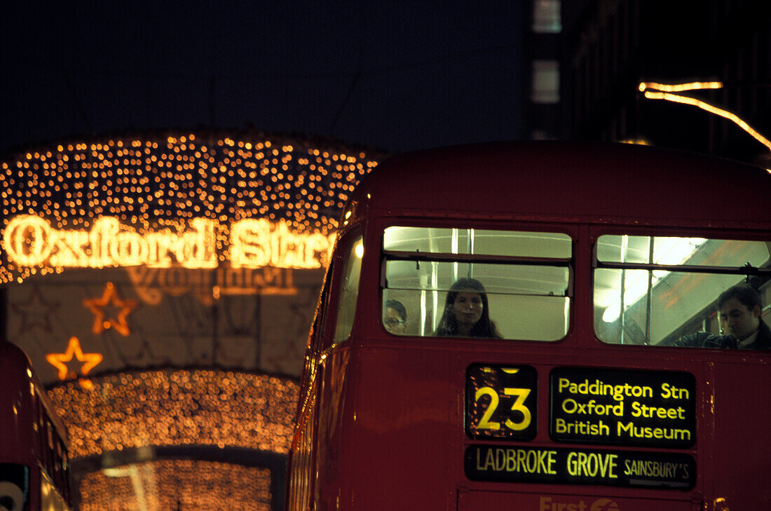 Weihnachtsbeleuchtung und Doppeldeckerbus am Abend, Oxford Street, London, England, Grossbritannien, Europa