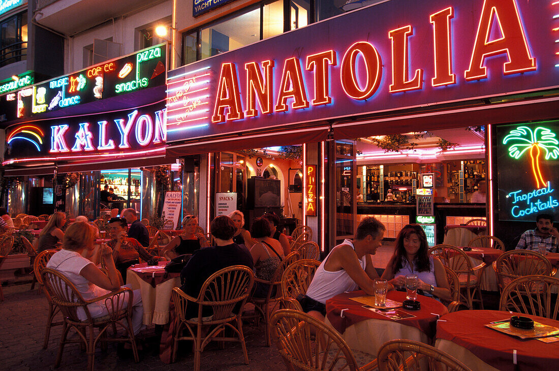 Restaurants mit Besucher am Abend, Marmaris, Türkei