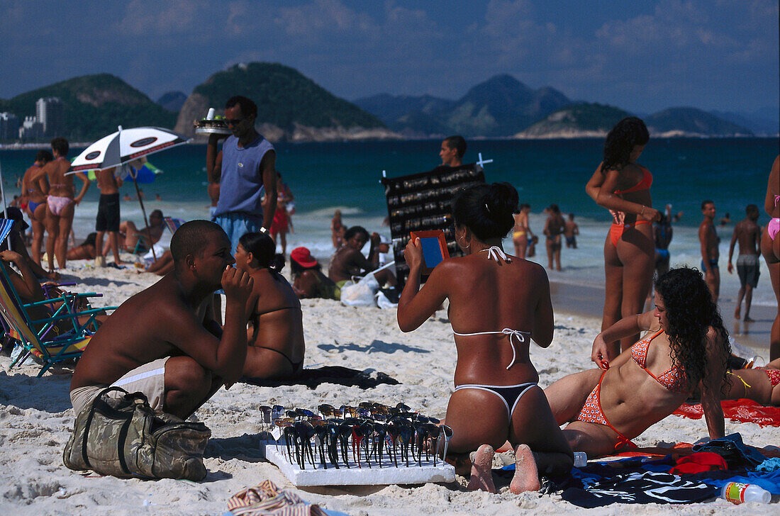 Menschen am Strand, Copacabana, Rio de Janeiro, Brasilien, Südamerika, Amerika