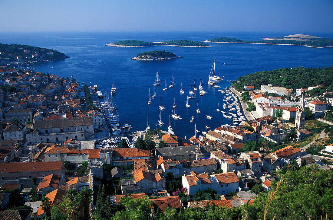 Blick auf die Hafenstadt Hvar, Insel Hvar, Dalmatien, Kroatien, Europa