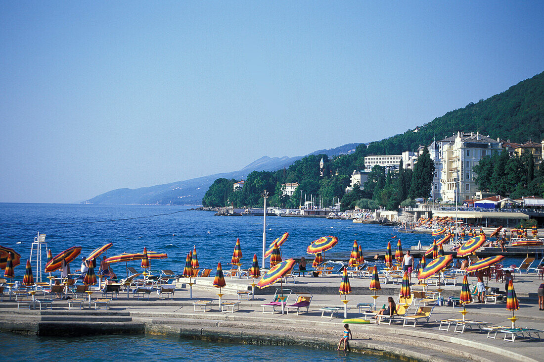 Menschen und Sonnenschirme vor der Kvarner Bucht, Opatija, Kroatien, Europa