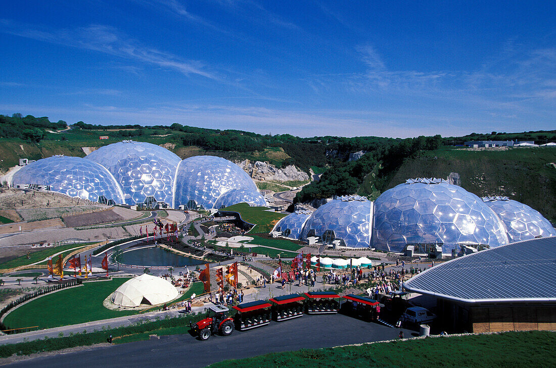 The Eden Project, kuppelförmige Gewächshäuser im Sonnenlicht, Cornwall, England, Grossbritannien, Europa