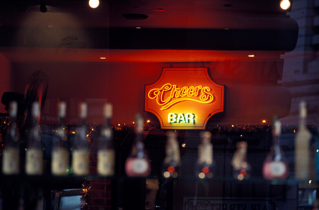 Leuchtreklame in einer Bar, Regent Street, London, England, Grossbritannien, Europa