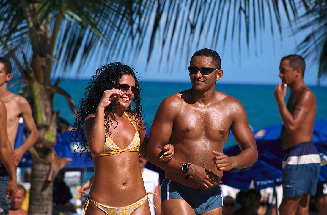 People on the beach in the sunlight, Barrraca, Praia Mundai, Porto Seguro, Bahia, Brazil, South America, America