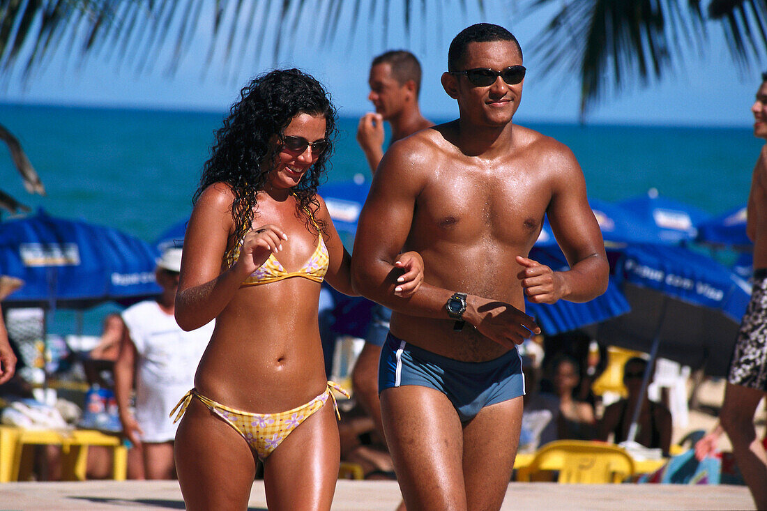 Menschen am Strand im Sonnenlicht, Barrraca, Praia Mundai, Porto Seguro, Bahia, Brasilien, Südamerika, Amerika