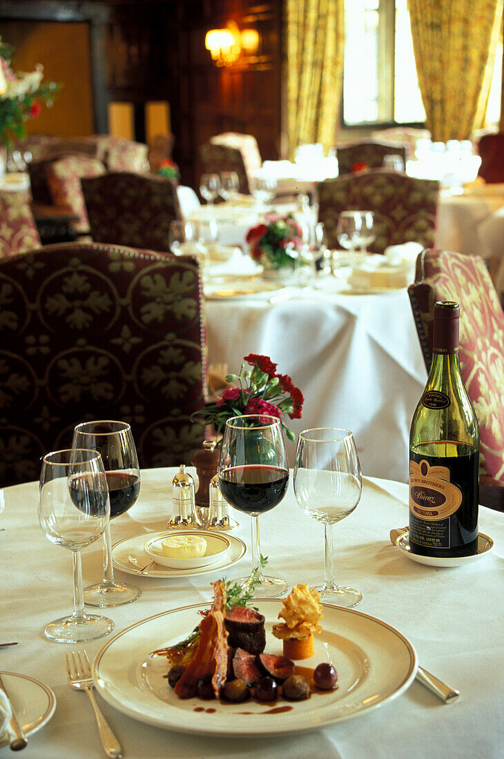 Gedeckter Tisch im Lygon Arms Restaurant, Broadway, Cotswolds, Gloucestershire, England, Großbritannien, Europa