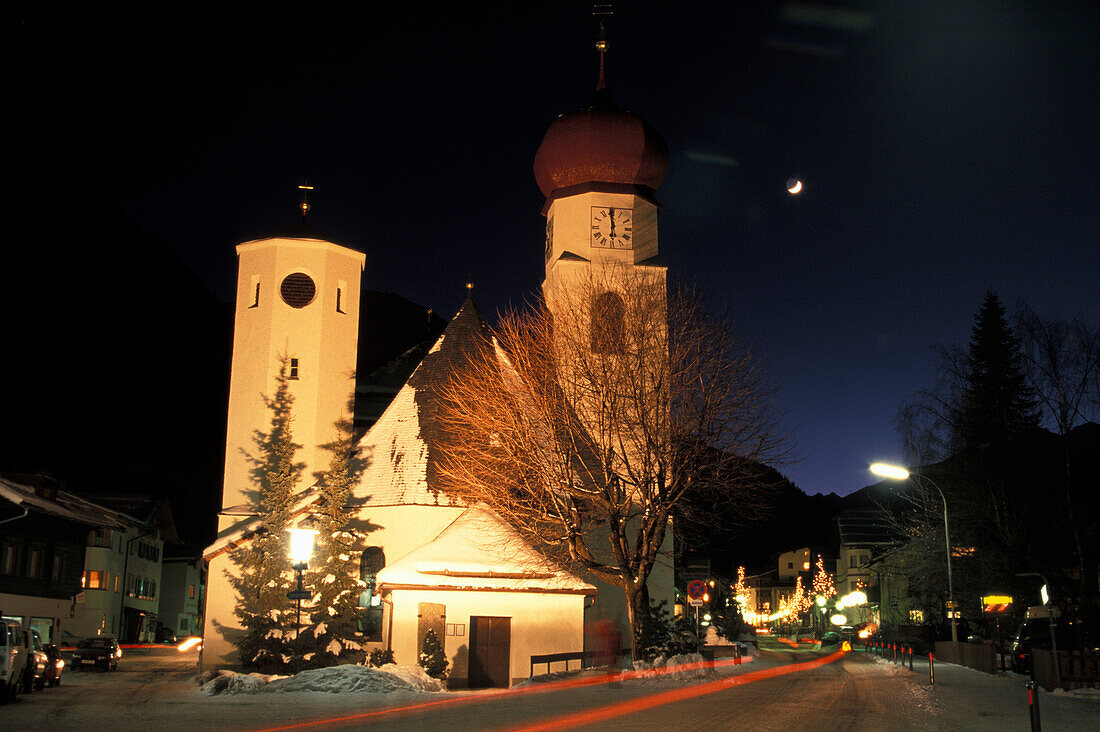 Verschneite Kirche am Abend, St. Anton, Tirol, Österreich, Europa