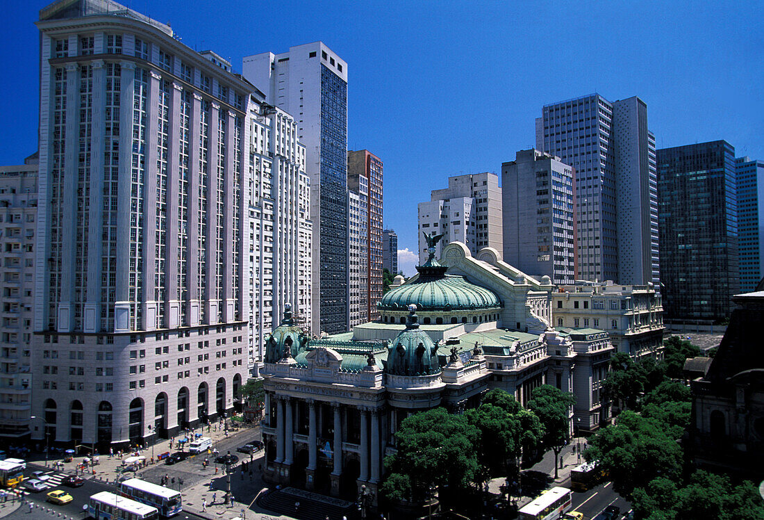 Blick auf das Theater Teatro Municipal neben einem Hochhaus, Rio de Janeiro, Brasilien, Südamerika, Amerika