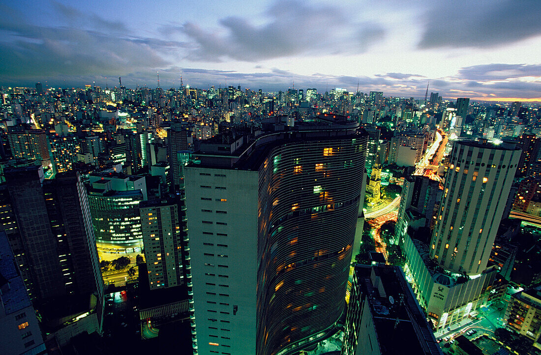 Edificio Copan und Hochhäuser im Hintergrund, Sao Paulo, Sao Paulo, Brasilien