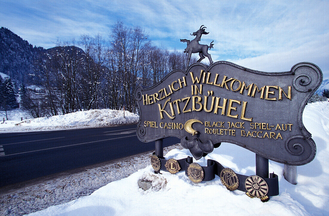 Ortsschild von Kitzbühel, Tirol, Österreich