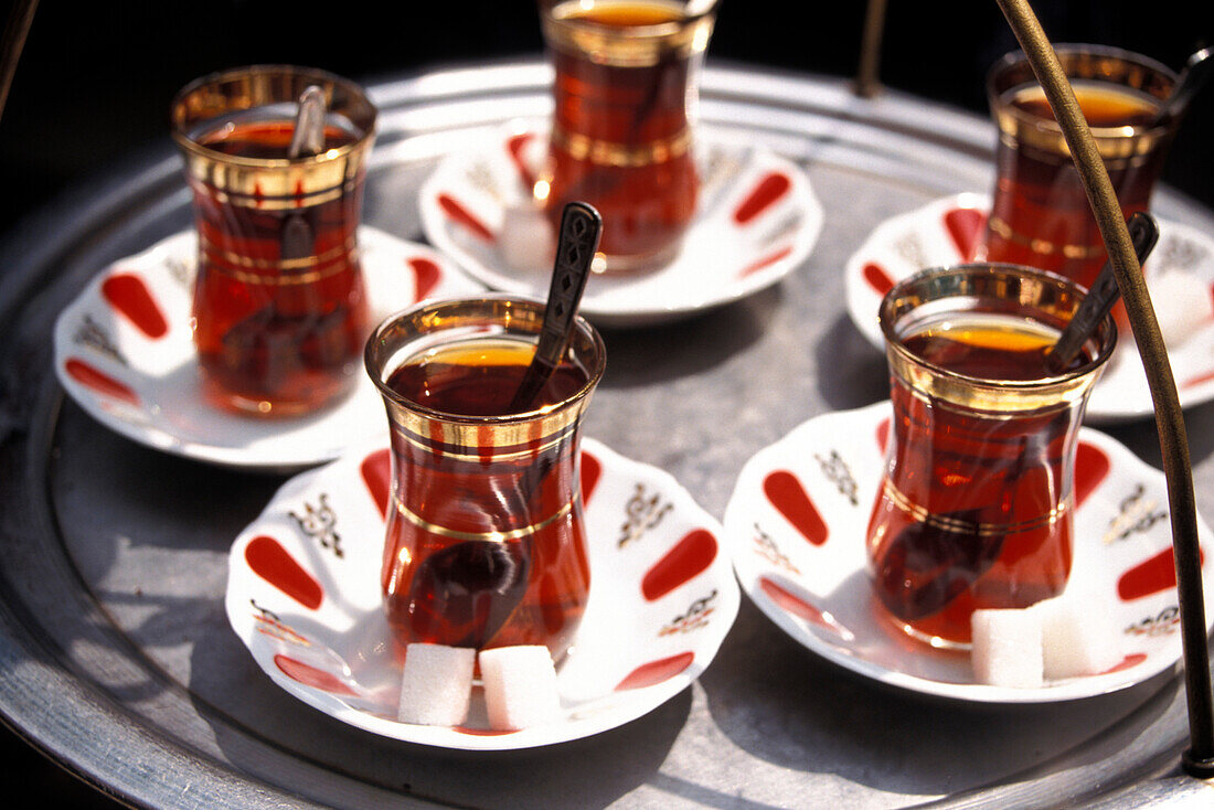 Schwarzer Tee in Grand Bazar, Beyazit, Istanbul, Türkei