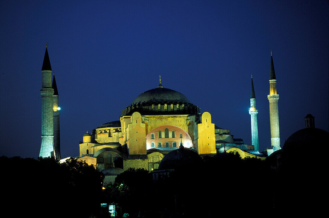 Hagia Sophia in the evening, Sultanahmet, Istanbul, Turkey
