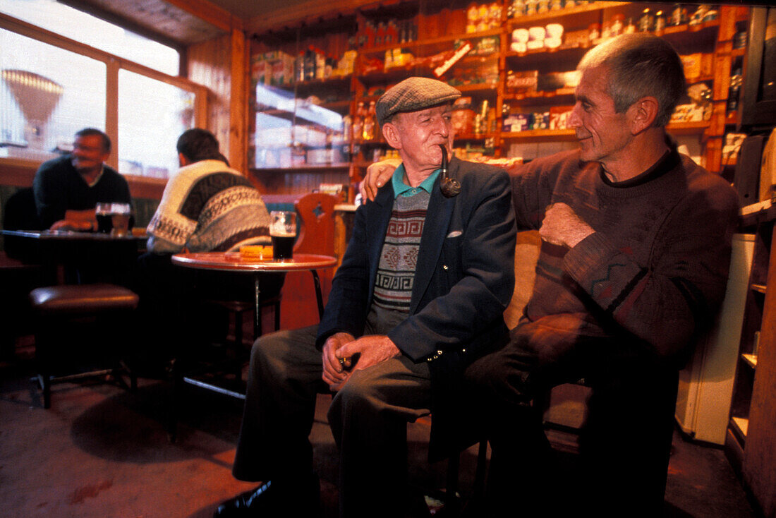 Old men at a pub, Kilorglin, Ring of Kerry, County Kerry, Ireland, Europe