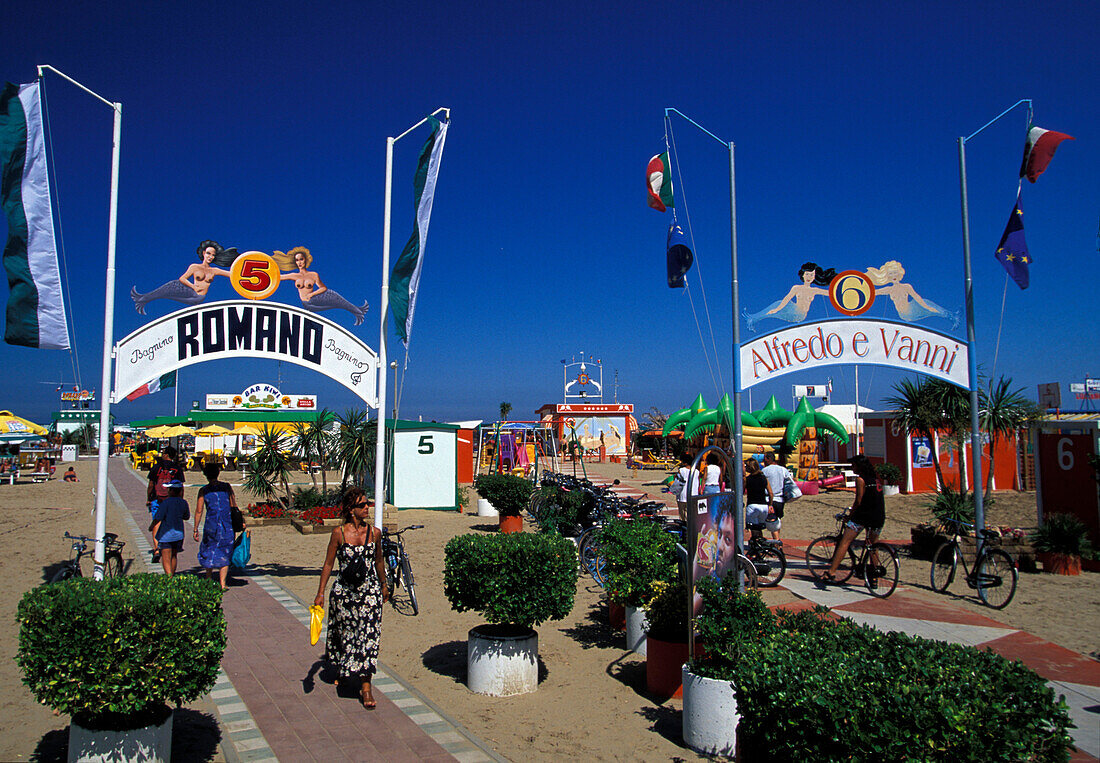 Menschen auf dem Weg zum Strand, Rimini, Adriaküste, Italien, Europa