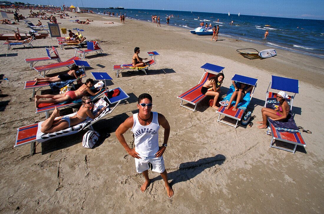 Rettungsschwimmer und Menschen auf Sonnenliegen am Strand, Rimini, Adriaküste, Italien, Europa