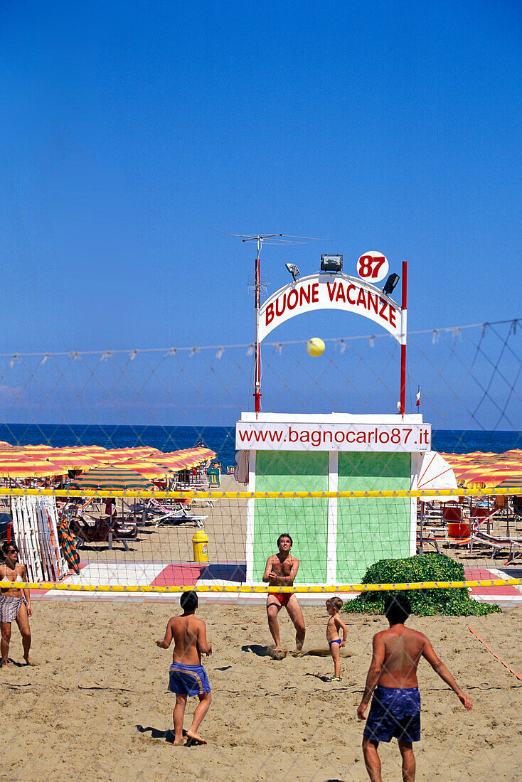 Menschen spielen Volleyball am Strand, Rimini, Adriaküste, Italien, Europa