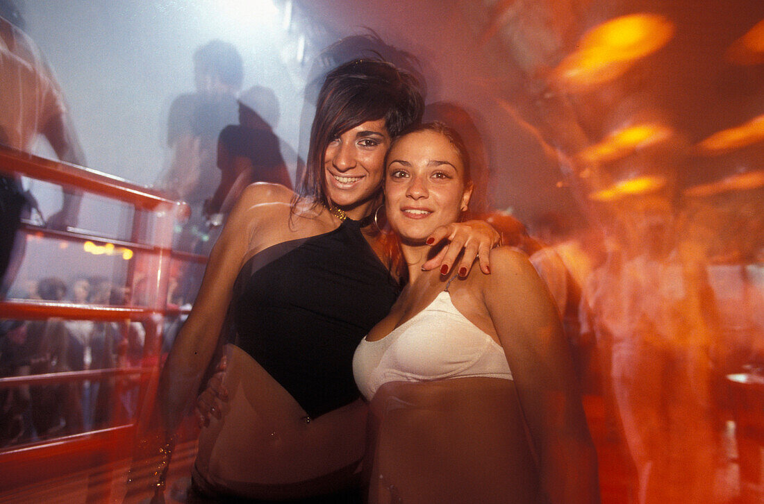 Junge Leute im Byblos Nachtclub, Riccione, Provinz Rimini, Italien, Europa
