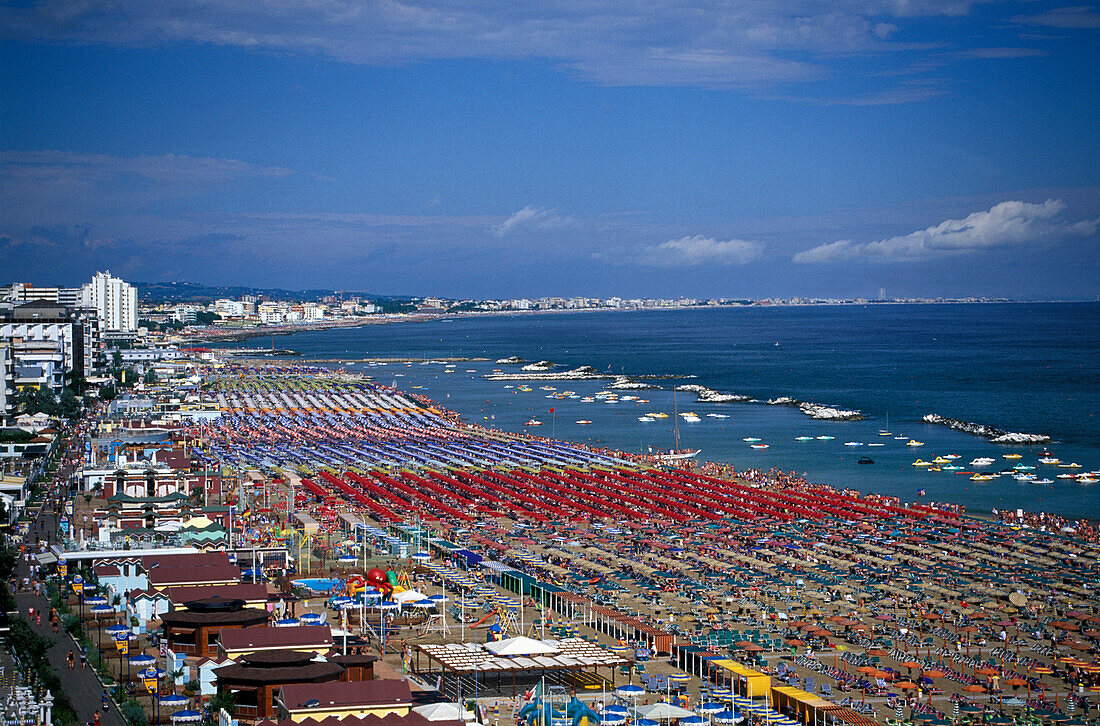 Blick auf Strand mit Sonnenschirmen, Cattolica, Adriaküste, Italien, Europa