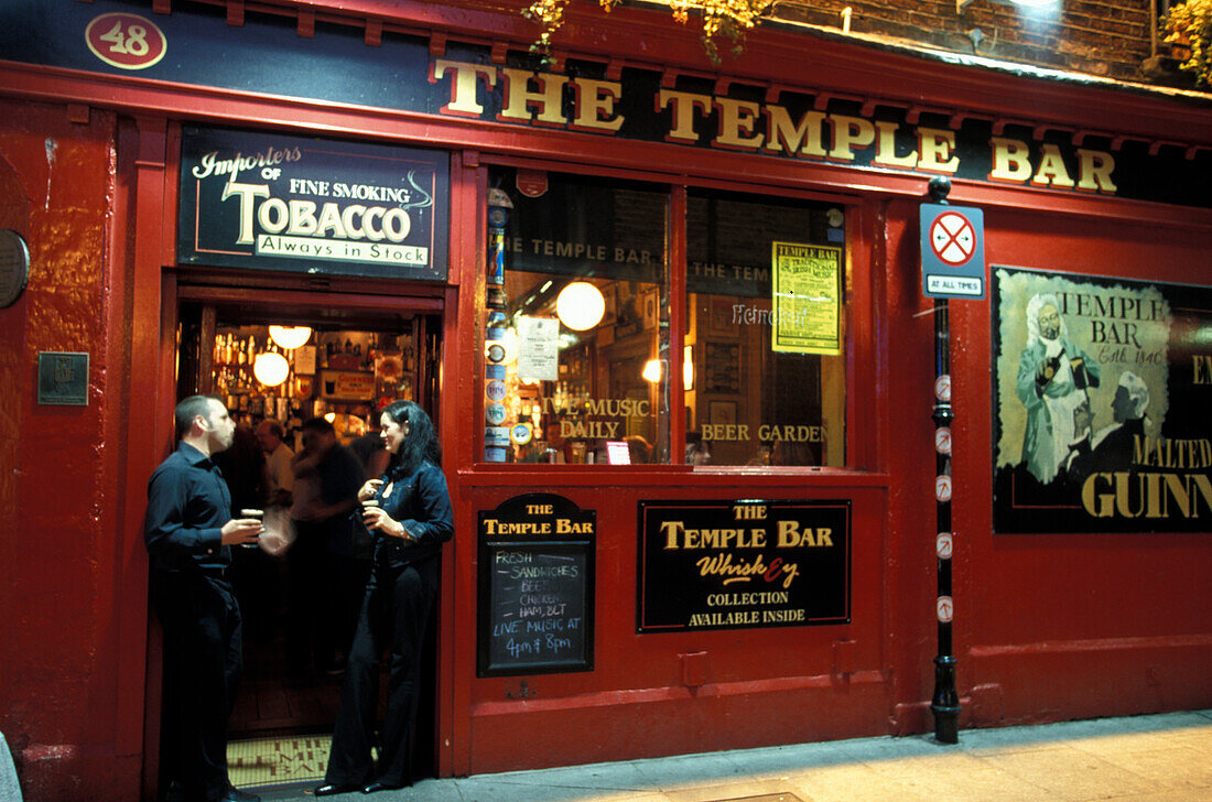 Menschen im Eingang der Temple Bar, Temple Bar Bezirk, Dublin, Irland, Europa