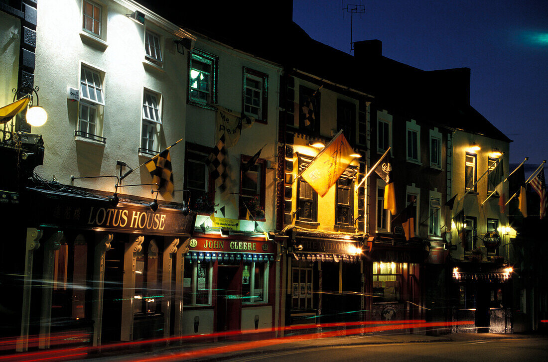 Pubs in der Parliament Street bei Nacht, Kilkenny, Irland, Europa