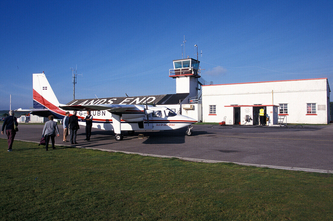 Propellerflugzeug, Scilly Skybus, Cornwall Großbritannien