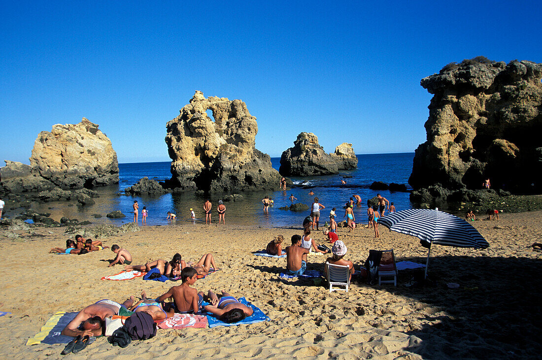 Menschen am Strand unter blauem Himmel, Praia Coelha, Albufeira, Algarve, Portugal, Europa