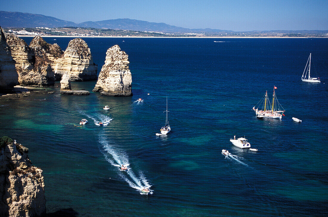 Blick von oben auf Boote und Felsküste, Ponta da Piedade, Lagos, Algarve, Portugal, Europa