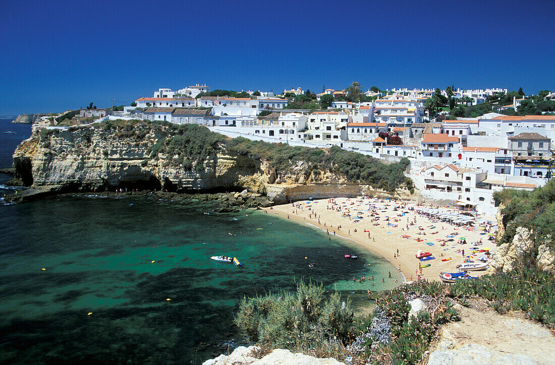 Strand in einer Bucht im Sonnenlicht, Carvoeiro, Algarve, Portugal, Europa