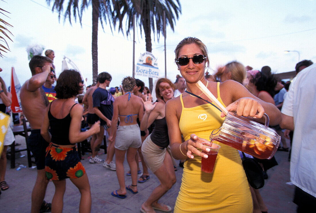 Junge Leute in der Bora Bora Strand Disco, Club, Playa d'en Bossa, Ibiza, Spanien