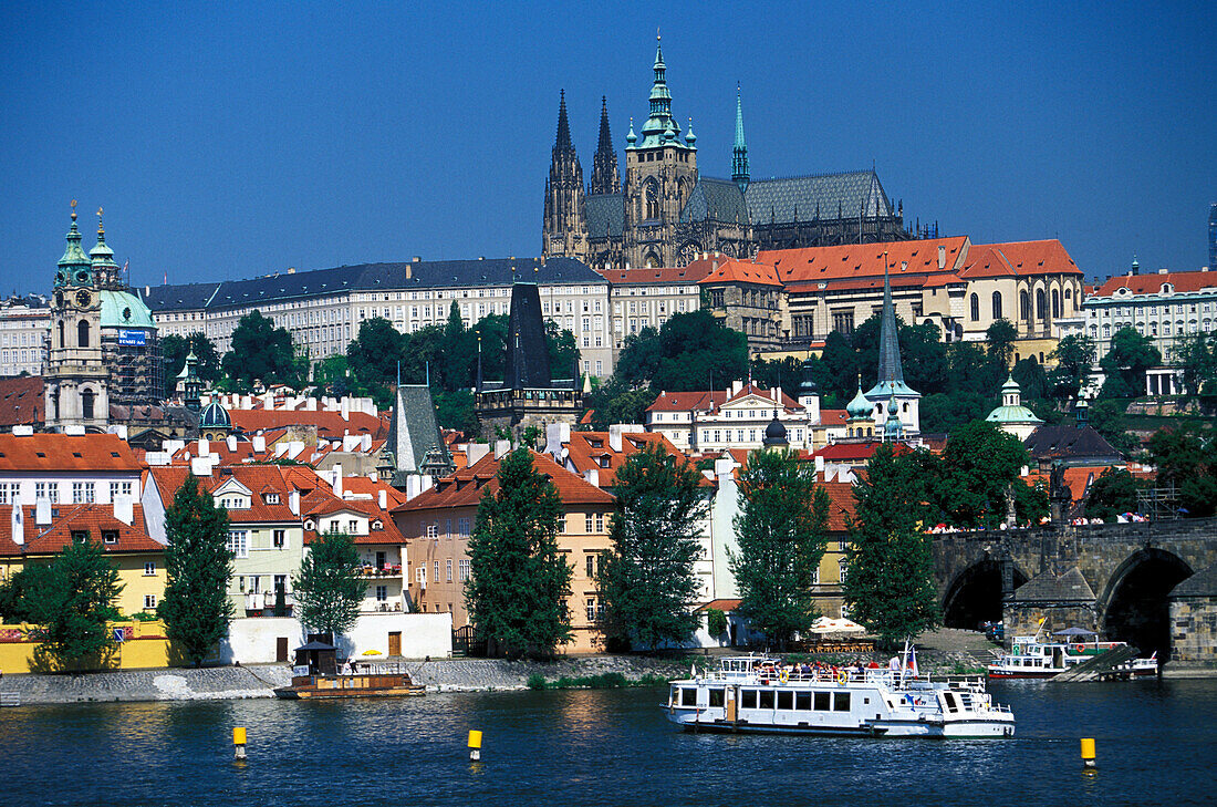 Blick auf Karlsbrücke, Moldau und den Stadtteil Hradschin, Prag, Tschechien, Europa