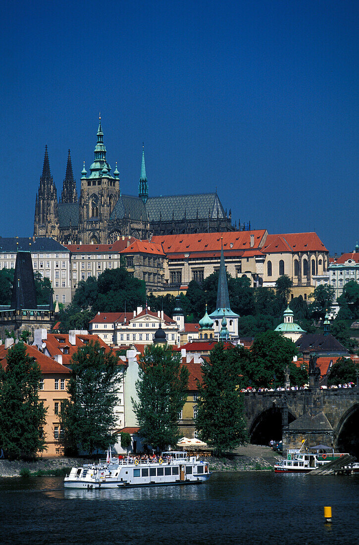 Blick auf Karlsbrücke, Moldau und den Stadtteil Hradschin, Prag, Tschechien, Europa