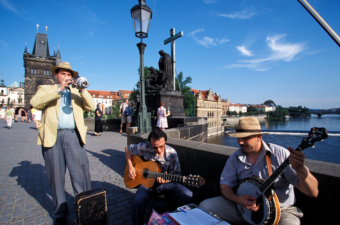 Musiker auf der Karlsbrücke im Sonnenlicht, Prag, Tschechien, Europa