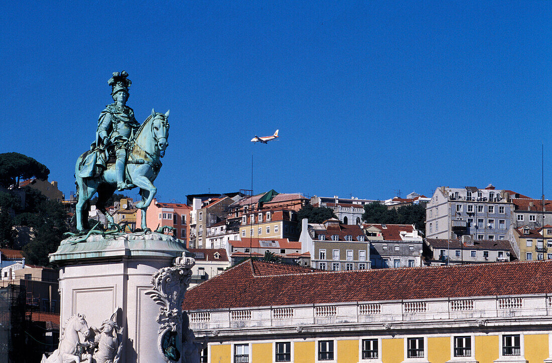 Statue von Jose I. unter blauem Himmel, Praca do Comércio, Lissabon, Portugal, Europa