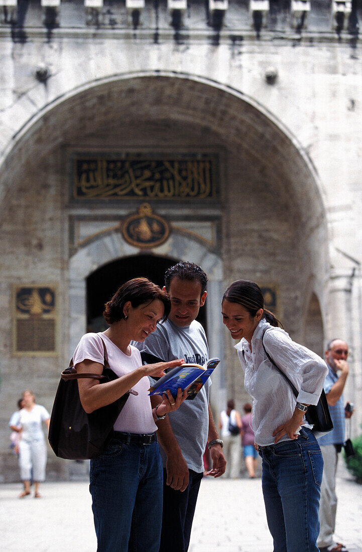 Tourists, Topkapi Palace, Sultanahmet, Istanbul Turkey