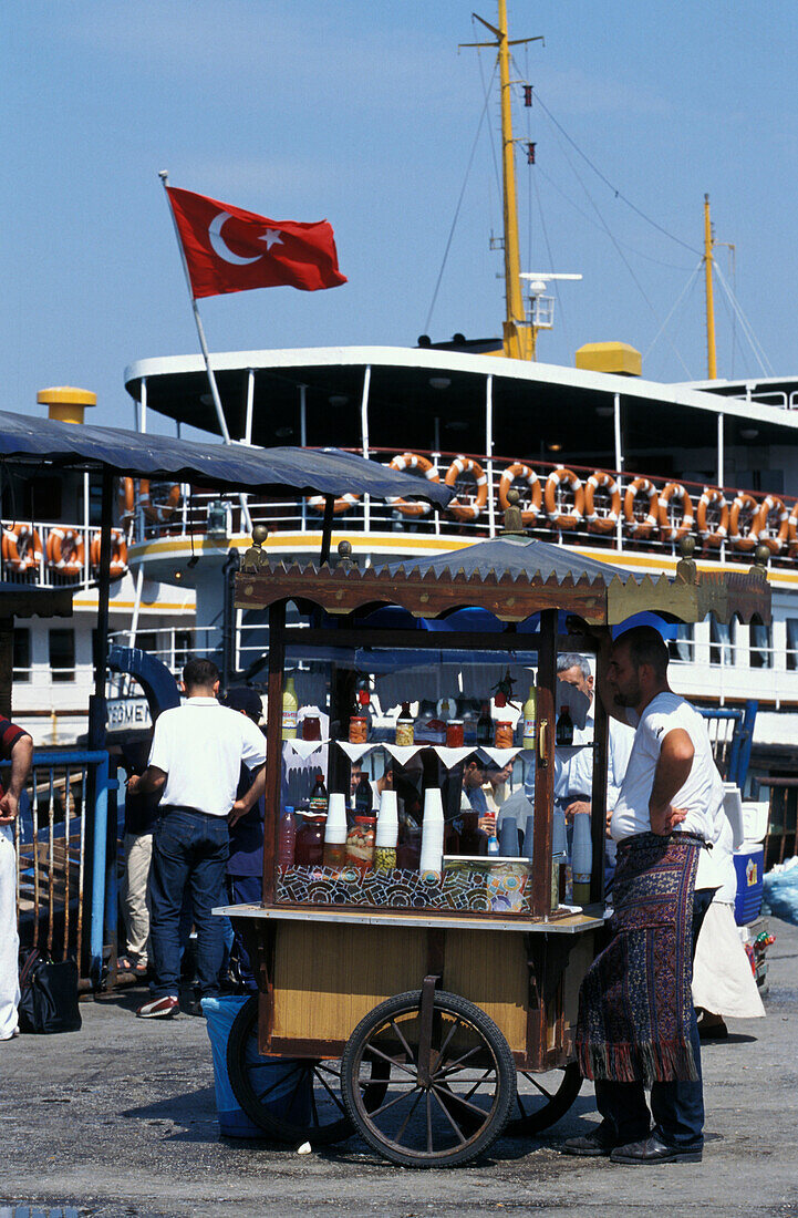 Ferry Harbour, Bosporus, Eminoenue Istanbul, Turkey