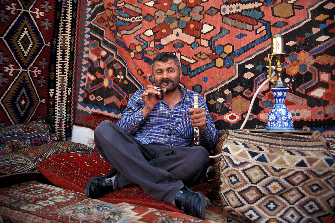 Teppichverkäufer raucht Wasserpfeife, Antalya, Antalya, Türkei