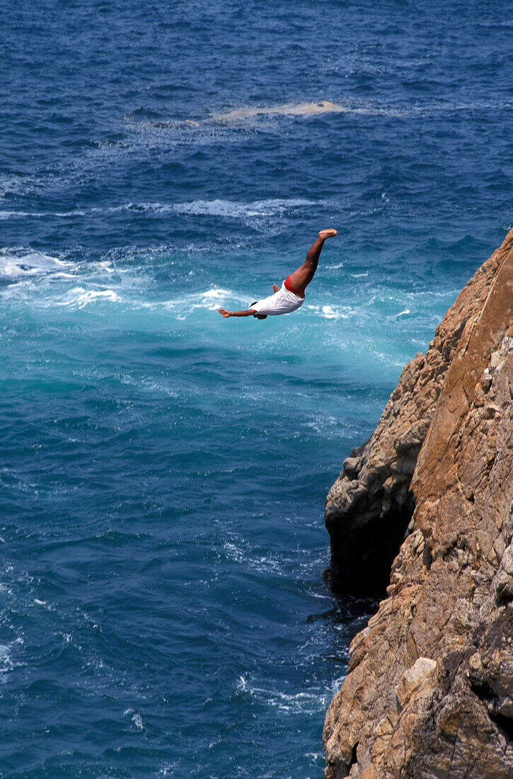 Quebrada Springer, Mann springt von einer Klippe, Acapulco, Guerrero, Mexiko, Amerika