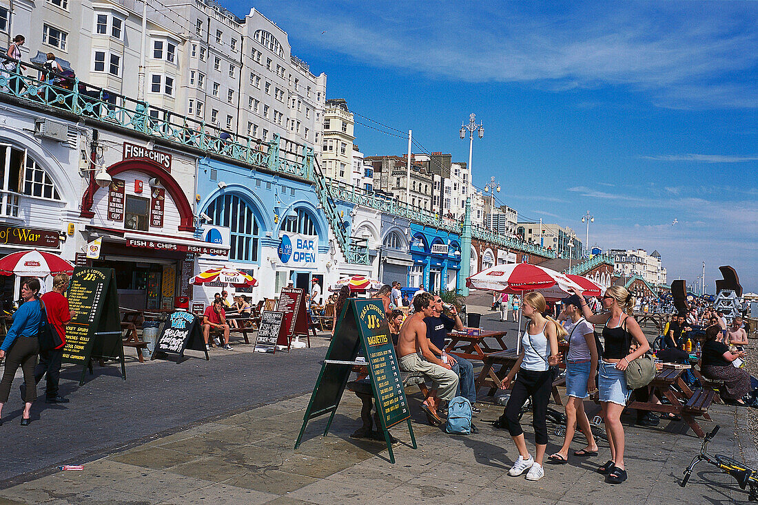 Bars und Cafes entlang der Strandpromenade, Marine Parade, Brighton, East Sussex, England, Großbritannien