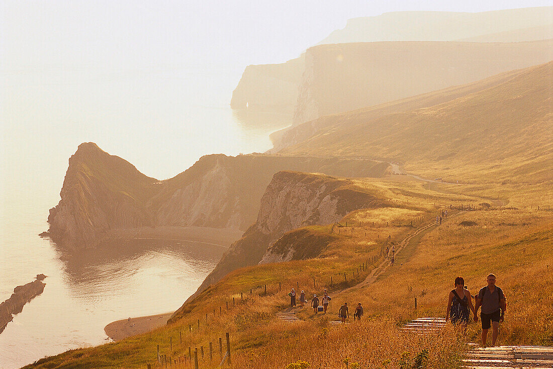 Küstenwanderung, in der Nähe von Durdle Door, West Lulworth, Dorset, England, Großbritannien