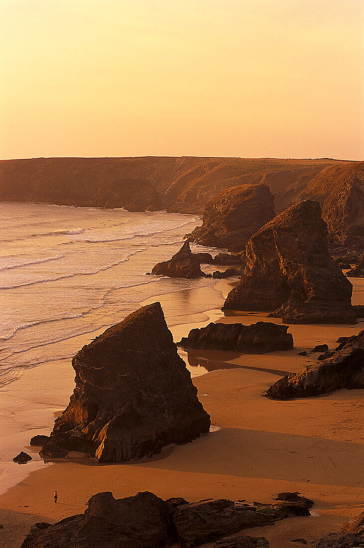 Küstenlandschaft bei Sonnenuntergang, Bedruthan Steps, Newquay Cornwall, England, Großbritannien