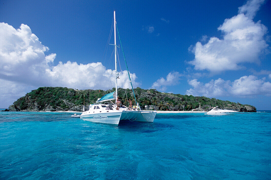 Segelboot in der Nähe von Jamesby Insel, Tobago Cays, St. Vincent and The Grenadines