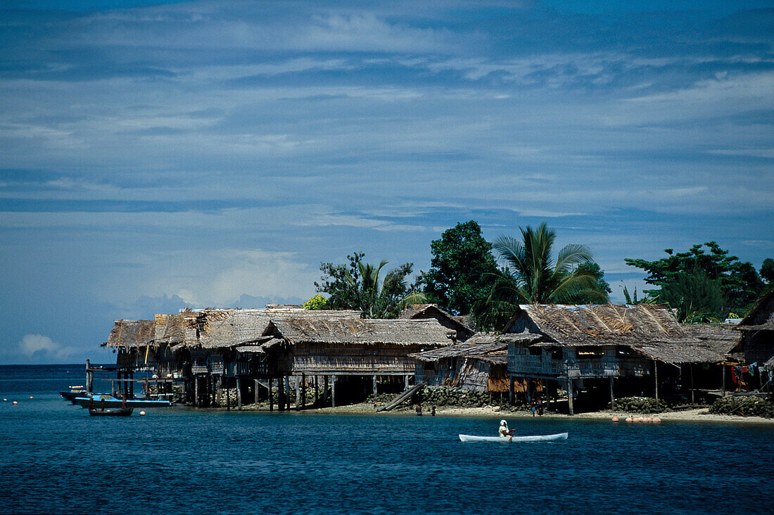 Kanu und Häuser, Auki, Malaita Salomon-Inseln