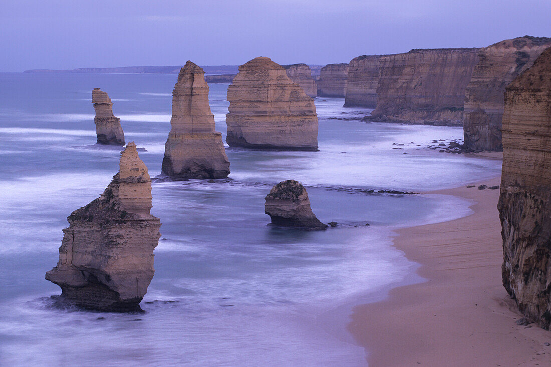 The Twelve Apostles, Great Ocean Rd., Port Campbell NP Victoria, Australia, ACHTUNG: Ein Felsen - im Vordergrund - steht nicht mehr !