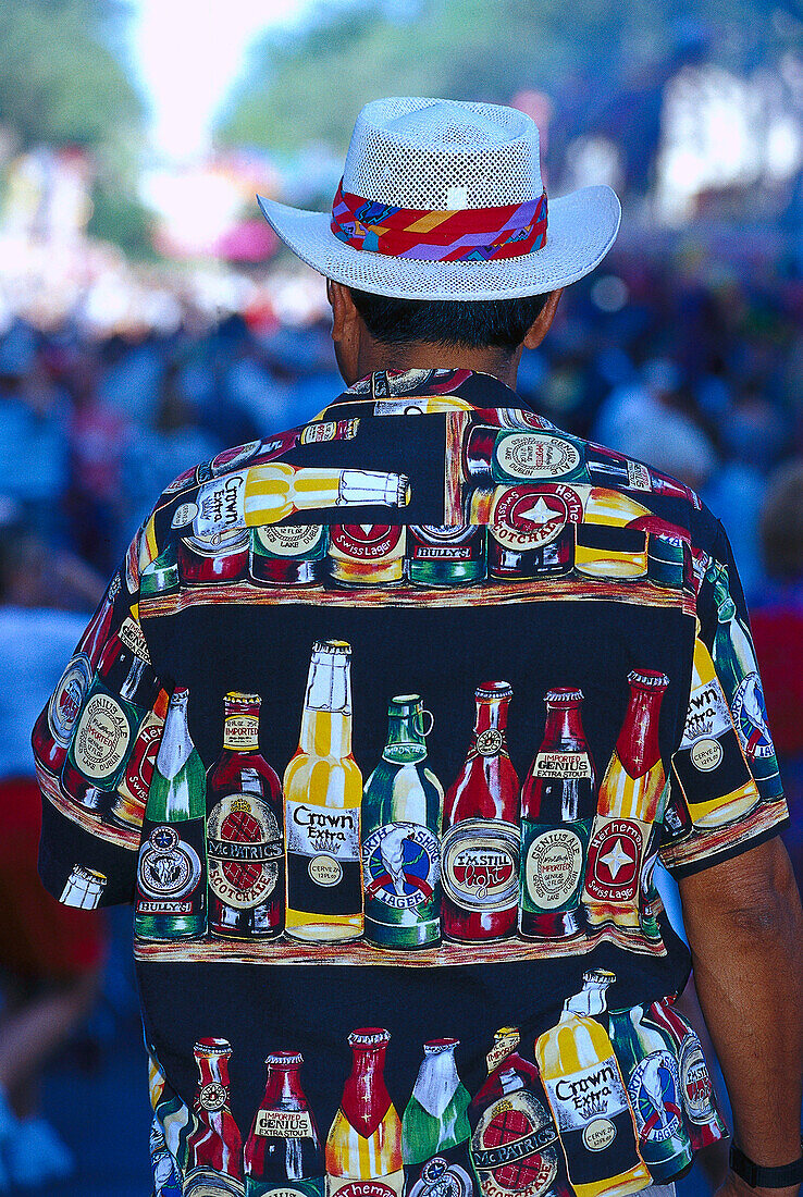 Mann mit Bier Hemd, San Antonio, Texas, USA