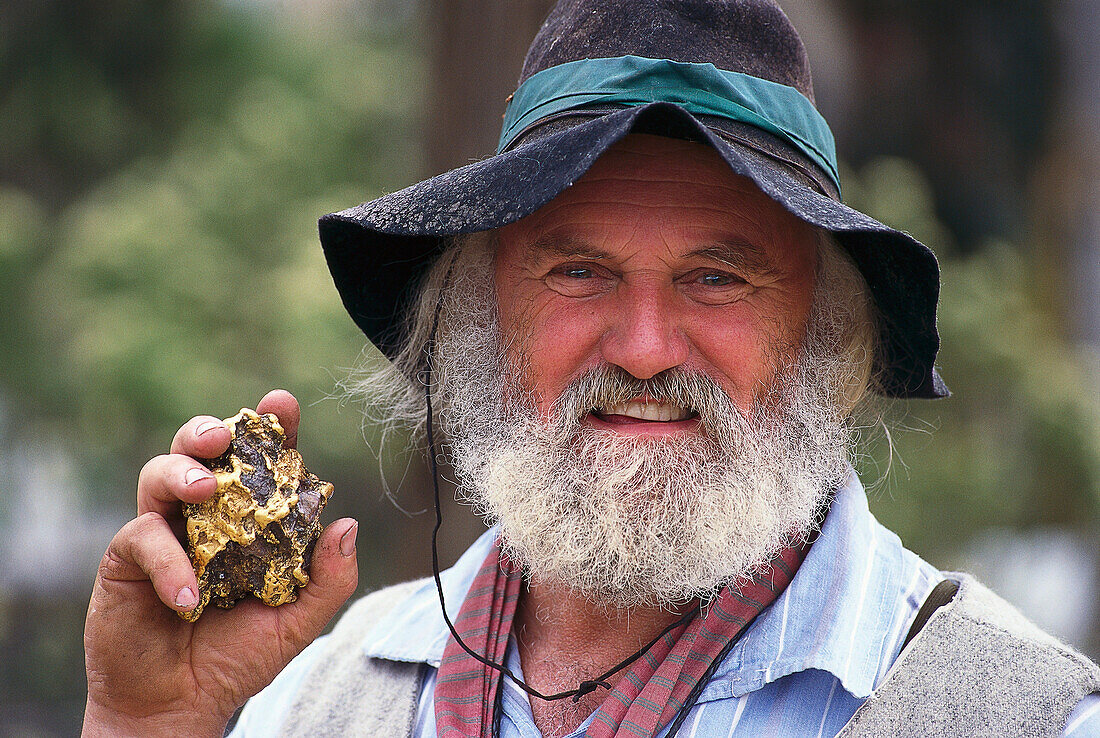 Goldgräber Keith Whitthread mit Goldnugget, Sovereign Hill, Ballarat, Victoria, Australien
