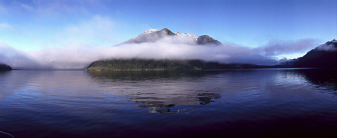 Nebel und Wolken am Doubtful Sound, Fiordland Nationalpark, Südinsel, Neuseeland